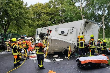 Einstzkräfte arbeiten am LKW Einstzkräfte arbeiten am LKW