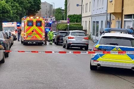 Ein Auto ist in Passau in eine Menschengruppe gefahren. Ein Auto ist in Passau in eine Menschengruppe gefahren.