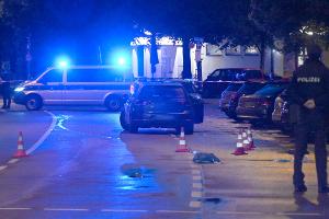 Frau sticht auf Passanten ein - Polizei erschießt sie