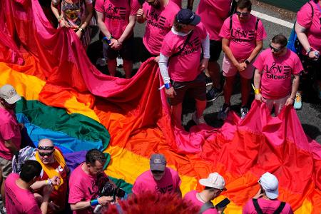 Die Regenbogenflagge ist ein Symbol der Vielfalt der LGBTQI+-Gemeinschaft.