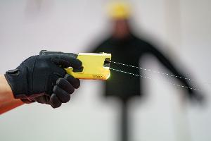 Innenminister Dobrindt will Taser für die Bundespolizei