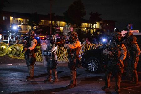 Mit Hilfe der Nationalgarde will US-Präsident Trump auf die Lage in Los Angeles reagieren - die Soldaten und Soldatinnen dürften schon zeitnah ihren Einsatz beginnen. Mit Hilfe der Nationalgarde will US-Präsident Trump auf die Lage in Los Angeles reagieren - die Soldaten und Soldatinnen dürften schon zeitnah ihren Einsatz beginnen.