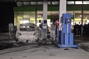 Ein ausgebranntes Fahrzeug steht an einer Zapfsäule auf einer Tankstelle in Hannover. 