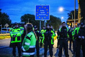 Die deutsche Polizei hat Niederländer daran gehindert, am zweiten Tag in Folge eigenmächtige Kontrollen an der Grenze zu Niedersachsen durchzuführen, um Asylbewerber ausfindig zu machen.