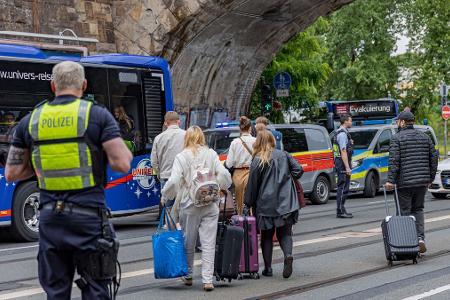 Erst nach vielen Stunden konnten Fahrgäste eines liegengebliebenen ICEs in Köln den Zug verlassen.