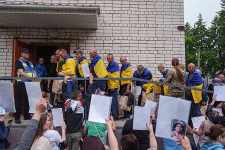 Eine neue Gruppe ukrainischer und russischer Kriegsgefangener sind bei einem Austausch freigekommen (Archivbild) Eine neue Gruppe ukrainischer und russischer Kriegsgefangener sind bei einem Austausch freigekommen (Archivbild)