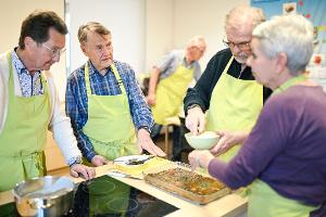 In einer Lehrküche begegnen sich in Ludwigshafen einmal im Monat Männer, die mehr verbindet als Kochen.