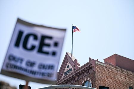 Während die US-Regierung weitere Soldaten mobilisiert, wird in Los Angeles weiter demonstriert. Während die US-Regierung weitere Soldaten mobilisiert, wird in Los Angeles weiter demonstriert.