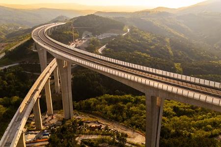 Slowenische Autobahn bei Sonnenuntergang