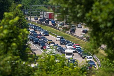 Zum Wochenende rechnet der ADAC wieder mit Staus auf Autobahnen. (Archivbild) Zum Wochenende rechnet der ADAC wieder mit Staus auf Autobahnen. (Archivbild)