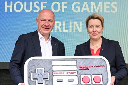 Symbolischer Knopfdruck: Berlins Regierender Bürgermeister Kai Wegner (CDU) und Wirtschaftssenatorin Franziska Giffey (SPD) sind mit der Adresse für das House of Games zufrieden. 