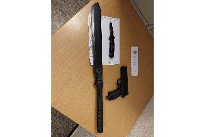 Schreckschusswaffe im Handschuhfach und Machete im Fußraum