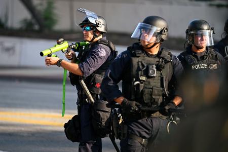 Polizisten sind bei Protesten in Downtown LA im Einsatz.