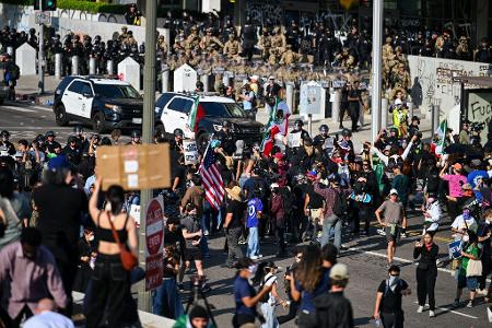 Menschen protestieren gegen die US-Migrationspolitik in Downtown LA.