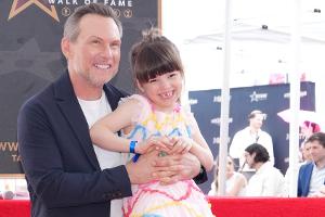 Mit beiden Töchtern: Christian Slater erhält seinen Stern