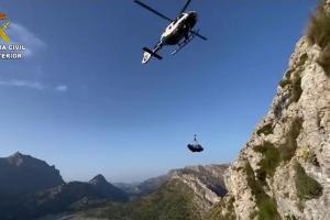 Eine beim Wandern auf Mallorca tödlich verunglückte Deutsche wird mit Hilfe eines Hubschraubers aus unwegsamem Gelände geborgen.