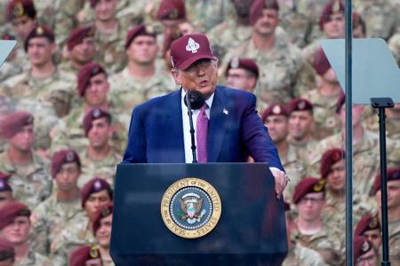 Wenige Tage vor einer großen Militärparade in Washington hat Donald Trump die Stärkung der amerikanischen Streitkräfte beschworen. Wenige Tage vor einer großen Militärparade in Washington hat Donald Trump die Stärkung der amerikanischen Streitkräfte beschworen.