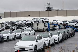 Tesla will als Robotaxis nach bisherigen Angaben zunächst handelsübliche Fahrzeuge des Typs Model Y einsetzen. (Archivbild)