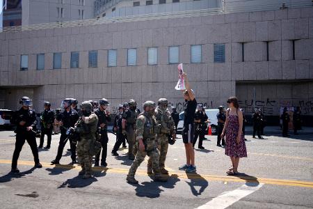 Seit Freitag protestieren Menschen in der US-Westküstenmetropole gegen die einschüchternden Razzien der Behörden.