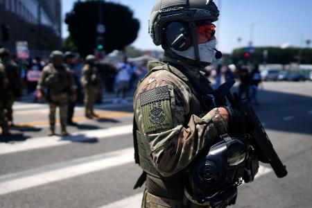 Die Nationalgarde soll die Einwanderungsbehörde ICE schützen, die Trumps beispiellose Massenabschiebungen durchführen soll. 