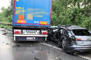 Die beiden stark beschädigten Fahrzeuge.