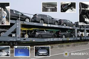 Die Fotomontage zeigt den Autozug, eine Bundespolizistin der Kriminaltechnik in der Tatortarbeit sowie mehrere Beschädigungen an Neufahrzeugen