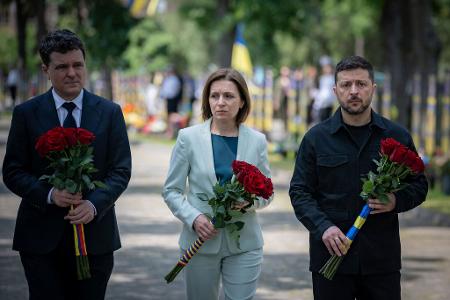 Staats- und Regierungschefs aus Südosteuropa legten in Odessa Blumen für gefallene ukrainische Soldaten nieder. Staats- und Regierungschefs aus Südosteuropa legten in Odessa Blumen für gefallene ukrainische Soldaten nieder.