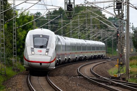 Auf der Strecke zwischen Berlin und Hamburg soll es künftig lückenlos 5G-Mobilfunk geben (Archivbild).