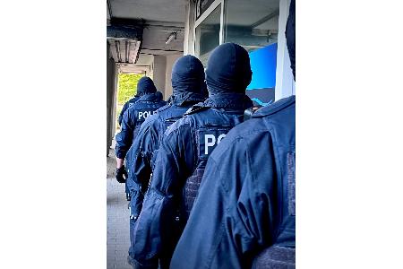 Einsatzkräfte der Bundespolizei vor dem Betreten in ein Durchsuchungsobjekt Einsatzkräfte der Bundespolizei vor dem Betreten in ein Durchsuchungsobjekt