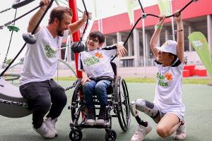 Parasportler Mathias Mester eröffnet inklusiven Spielplatz in Mainz