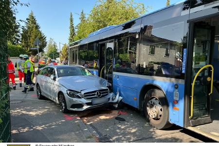 Die Feuerwehr München im Einsatz bei einem Verkehrsunfall zwischen einem Linienbus und einem Pkw in der Feldbergstraße. Die Feuerwehr München im Einsatz bei einem Verkehrsunfall zwischen einem Linienbus und einem Pkw in der Feldbergstraße.