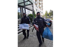 Sichergestellte Beweismittel werden abtransportiert.
