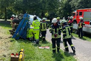 Feuerwehr Bonn im Einsatz - Person unter Traktor eingeklemmt
