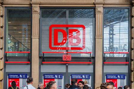 Die angeschlagene Bahn will mit der Abschaffung der Familienreservierung Geld sparen. (Archivbild) Die angeschlagene Bahn will mit der Abschaffung der Familienreservierung Geld sparen. (Archivbild)