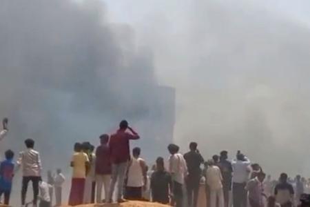 Nach dem Absturz war in Ahmedabad Rauch zu sehen.