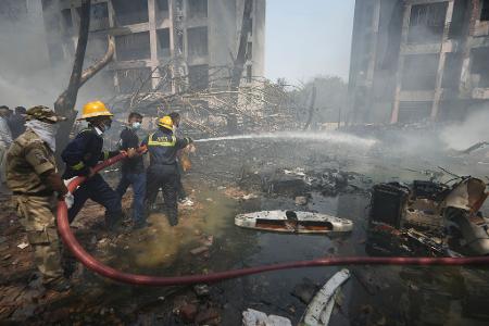 Feuerwehrleute sind im Einsatz.