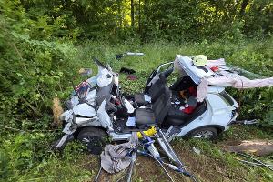 Mit schwerem Rettungsgerät mussten Kräfte der Feuerwehr Grevenbroich einen Schwerverletzten nach einem Alleinunfall auf der Landstraße 116 aus dem Wrack seines Fahrzeuges befreien. 
Foto (c) Feuerwehr Grevenbroich