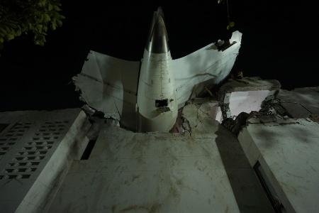 Das Heck des Flugzeugs steckt in einem Gebäude an der Absturzstelle in der nordwestindischen Stadt Ahmedabad im Bundesstaat Gujarat. (Foto aktuell) Das Heck des Flugzeugs steckt in einem Gebäude an der Absturzstelle in der nordwestindischen Stadt Ahmedabad im Bundesstaat Gujarat. (Foto aktuell)