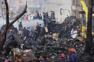 Such- und Rettungsteams sind im Einsatz.