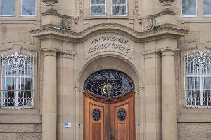 Ein Jugendlicher soll auf seinen Freund geschossen haben. Jetzt steht er vor Gericht. (Archivbild)