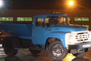 Dieser ZIL-130 driftet und spurtet