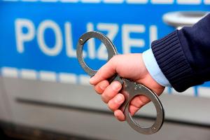 Symbolbild: Polizei nimmt Tatverdächtigen fest