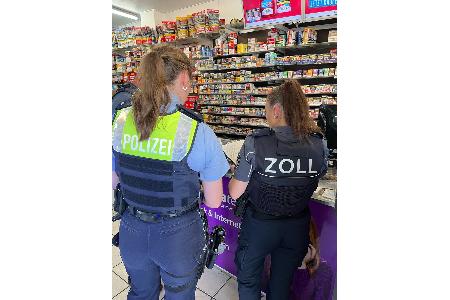 Polizistin und Zöllnerin bei der Arbeit Polizistin und Zöllnerin bei der Arbeit