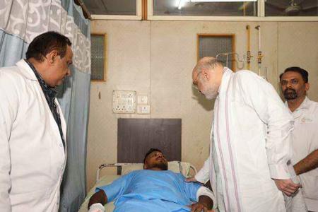 Das vom indischen Innenministerium herausgegebene Foto zeigt Innenminister Amit Shah bei einem Treffen mit dem Überlebenden des britischen Flugzeugabsturzes, Vishwash Kumar Ramesh, in einem Krankenhaus in Ahmedabad. Das vom indischen Innenministerium herausgegebene Foto zeigt Innenminister Amit Shah bei einem Treffen mit dem Überlebenden des britischen Flugzeugabsturzes, Vishwash Kumar Ramesh, in einem Krankenhaus in Ahmedabad.