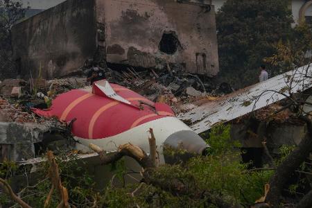 Teile eines Air India-Flugzeugs, das am Donnerstag abgestürzt ist, sind auf einem Gebäude in Ahmedabad, Indien, zu sehen. 