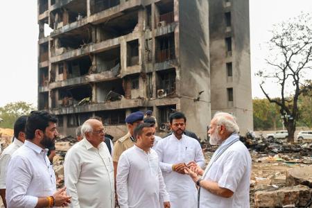 An der Absturzstelle machte sich Modi ein Bild von der Katastrophe.