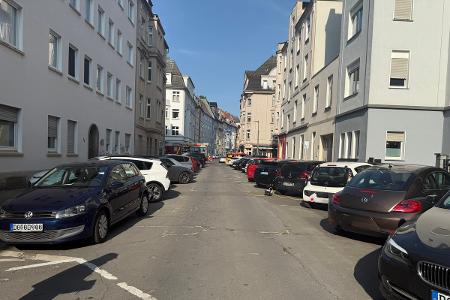 Die Straße war für die Einsatzfahrzeuge der Feuerwehr nicht befahrbar