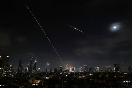 Israelische Angriffe im Iran könnten nach Einschätzung eines Militärexperten noch Tage oder Wochen weitergehen.