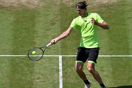 Zverev gewinnt Hitzeschlacht und steht im Finale von Stuttgart Zverev gewinnt Hitzeschlacht und steht im Finale von Stuttgart