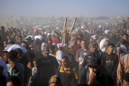 Nach Angaben aus medizinischen Kreisen im Gazastreifen wurden mindestens 15 Palästinenser in der Nähe eines Verteilzentrums für humanitäre Hilfe der Gaza Humanitarian Foundation von israelischen Soldaten erschossen. Nach Angaben aus medizinischen Kreisen im Gazastreifen wurden mindestens 15 Palästinenser in der Nähe eines Verteilzentrums für humanitäre Hilfe der Gaza Humanitarian Foundation von israelischen Soldaten erschossen.